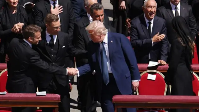 الرئيس الأمريكي دونالد ترامب يصافح الرئيس الفرنسي إيمانويل ماكرون