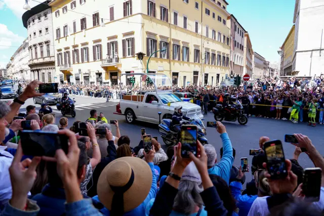 Папамобиль на Корсо Витторио, люди фотографируют его на телефоны.