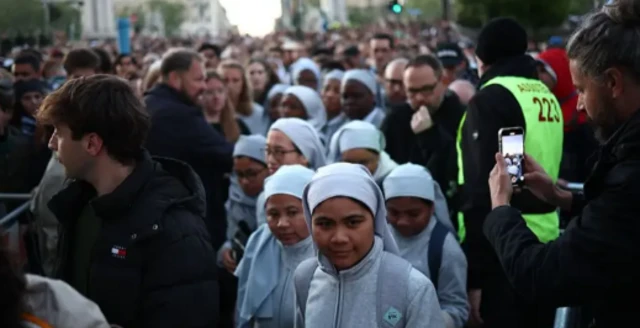 अंतिम संस्कार में पहुँचे लोग