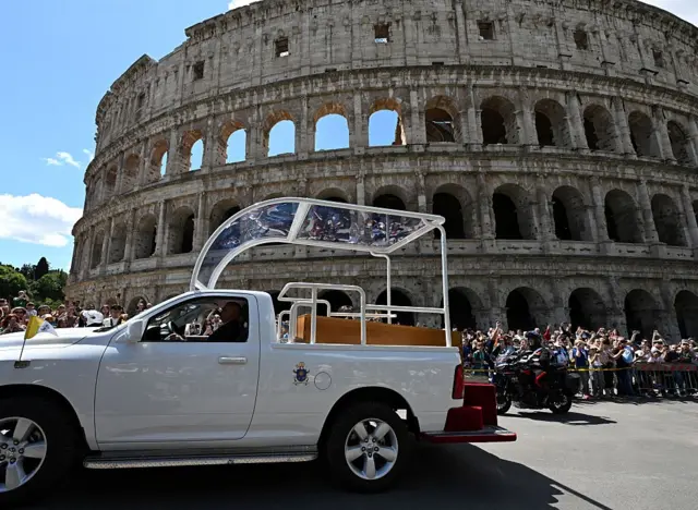 Papamóvel passa pelo Coliseu