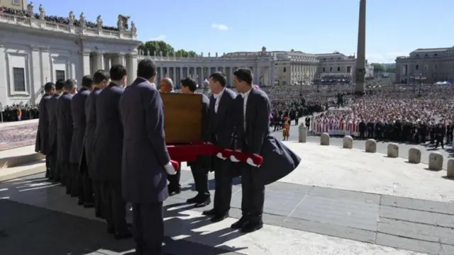 Carregadores preparam caixão