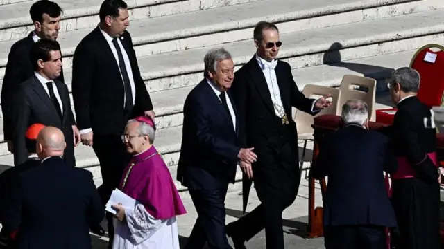 آنتونیو گوترش، دبیرکل سازمان ملل متحد، در میان جمعیت جای خود را پیدا می‌کند