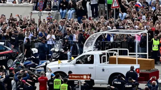 Ndị mmadụ na-efere ụgbọala 'popemobile' bu ozu Popu Francis aka