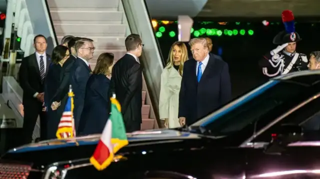 Onyeisiala Donald Trump na-achị Amerịka na nwunye sọ na ndị isiala mbaụwa bịara ịkwanyere Popu Francis ugwu ikpeazụ