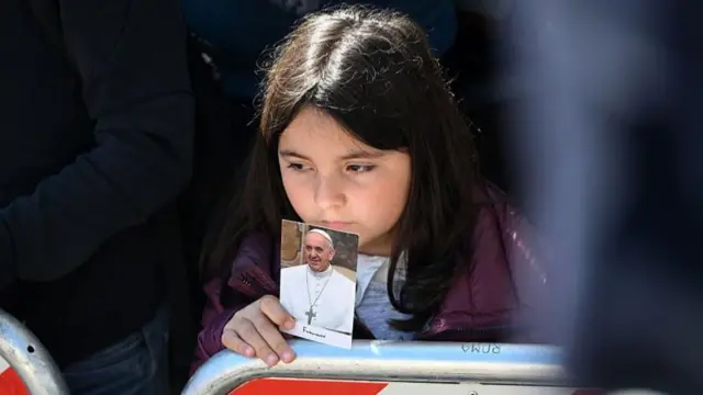 Pessoas acompanham funeral do papa Francisco