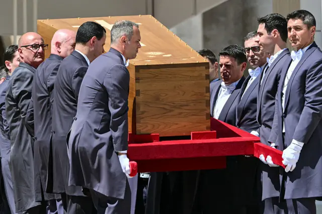 Гроб с телом Франциска заносят в собор.