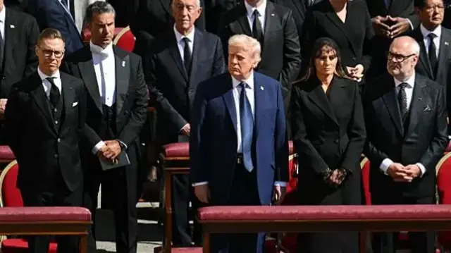 Президент Естонії Алар Каріс стоїть ліворуч від Меланії, а президент Фінляндії Александер Стубб – праворуч від Трампа.