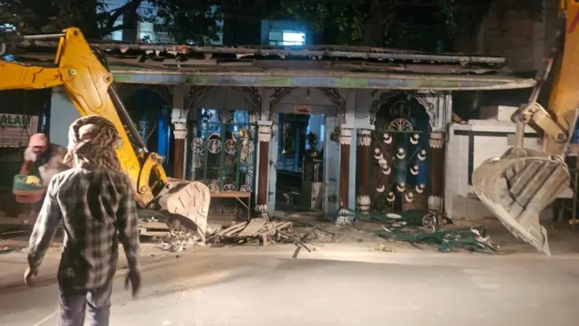 देहरादून के दून अस्पताल परिसर में स्थित मज़ार