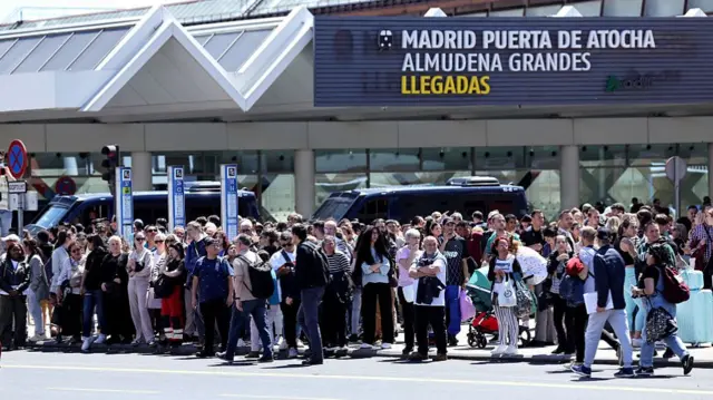 مسافران بیرون ساختمان فرودگاه بین‌المللی مادرید