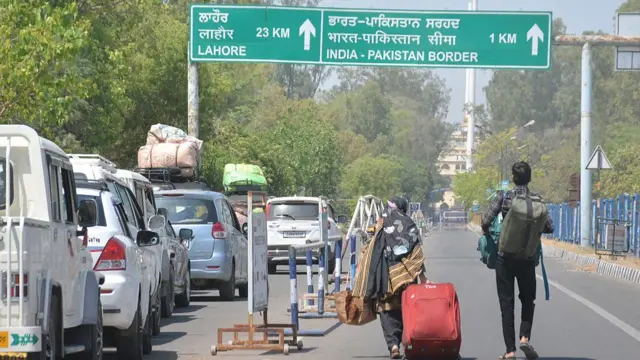 अटारी बॉर्डर पर लोग