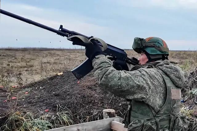 Северокорейский солдат в окопе.