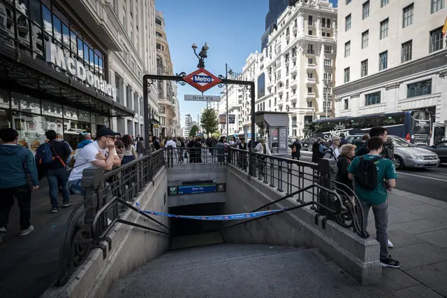 یک ایستگاه مترو در مادرید که بر اثر قطع برق تعطیل شده است