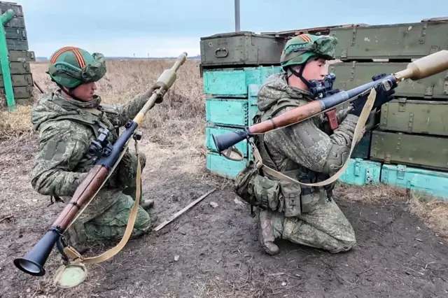 Два северокорейских солдата на боевой подготовке.