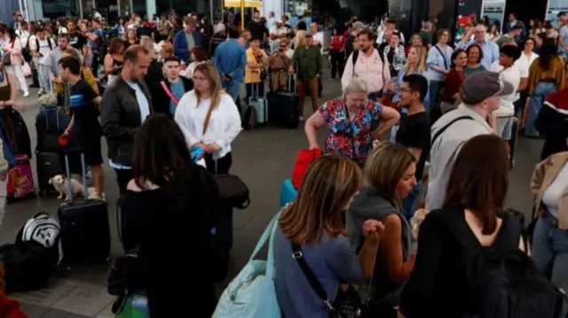 रेलवे स्टेशन पर यात्री