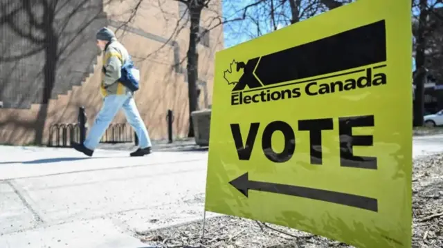 Mmadụ abụọ kara aka na-azọ ọkwa na ntuliaka a bụ Mark Carney nke pati Liberal na Pierre Poilievre nke pati Conservative.