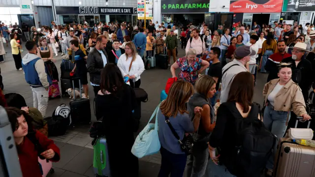 سرگردانی مسافران در ایستگاه قطاری در والنسیا