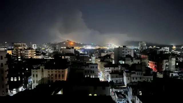 Sawirka waxaa ka muuuqanaya qiiq ka dul baxaya magaalada