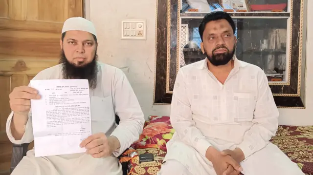 काली पट्टी बांधकर नमाज़ अदा करने वालों को नोटिस जारी