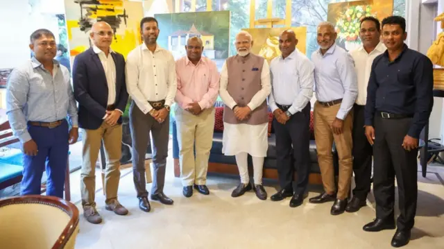 මෙරට සංචාරයක නිරත ඉන්දීය අග්‍රාමාත්‍ය නරේන්ද්‍ර මෝදි, 1996 දී ලෝක කුසලානය දිනාගත් ශ්‍රී ලංකා ක්‍රිකට් කණ්ඩායමේ සාමාජිකයන් පිරිසක් හමුවිය.