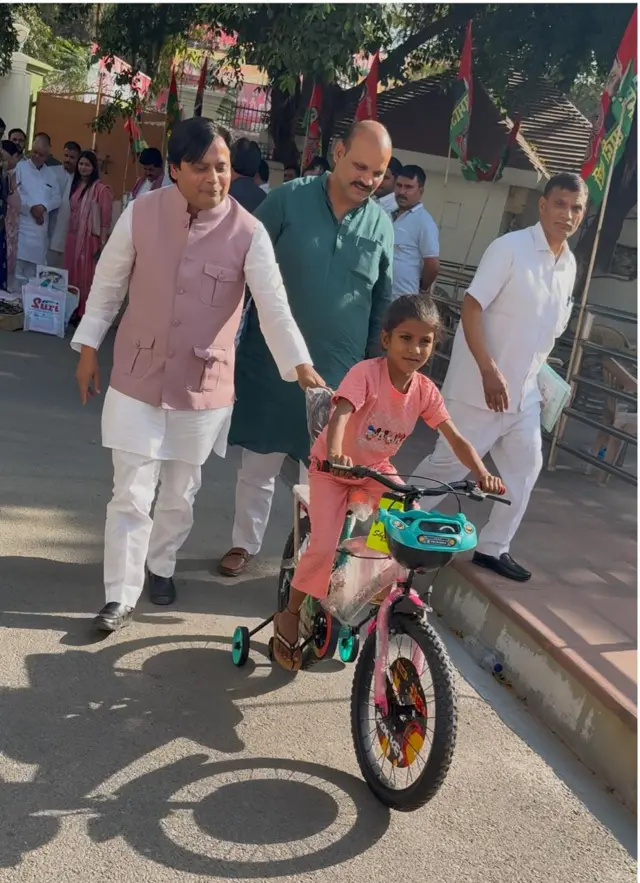 बच्ची को स्कूल बैग, कॉपी-किताबें सहित एक लाख रुपये दिया गया और साइकिल दी गई