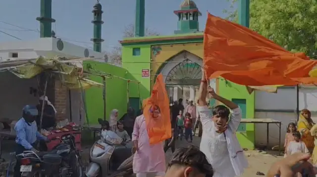 प्रयागराज में एक मज़ार पर भगवा झंडा लहराया गया