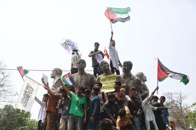 Qrimdagi yalangoch plyajlar va jinsiy aloqa videolari