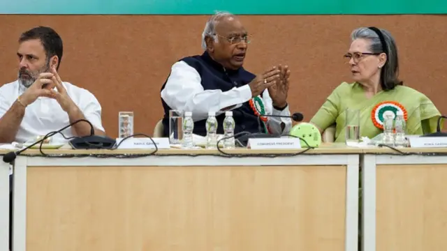 राहुल गांधी, मल्लिकार्जुन खड़गे और सोनिया गांधी