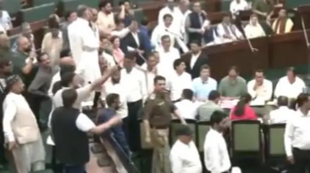जम्मू-कश्मीर विधानसभा में हंगामा