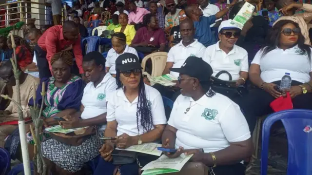 Anyi na-ata ahụhụ, ugwọ ọnwa anyi enweghị ike ịkwụrụ anyị ụgwọ ụlọ maọbụ nye anyị nri