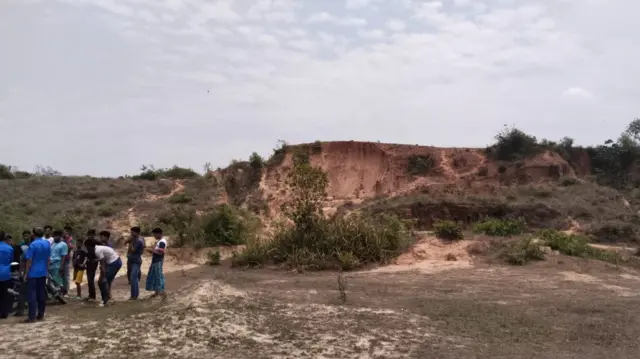 বৃহস্পতিবার সকালে চট্টগ্রামের আনোয়ারায় কোরিয়ান ইপিজেডের সি ব্লকের একটি পাহাড়ের গোড়ায় এ ঘটনা ঘটে