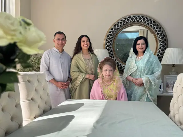 পরিবারের সঙ্গে বেগম খালেদা জিয়া