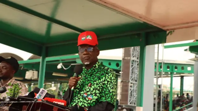 ‘Akwa ụnụ na-emetụ anyị n'obi’ – Ka Tinubu gwara ndị ọrụ Naịjirịa