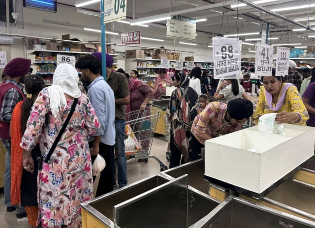 خرید اقلام ضروری در هند و پاکستان و نگرانی از ادامه درگیری