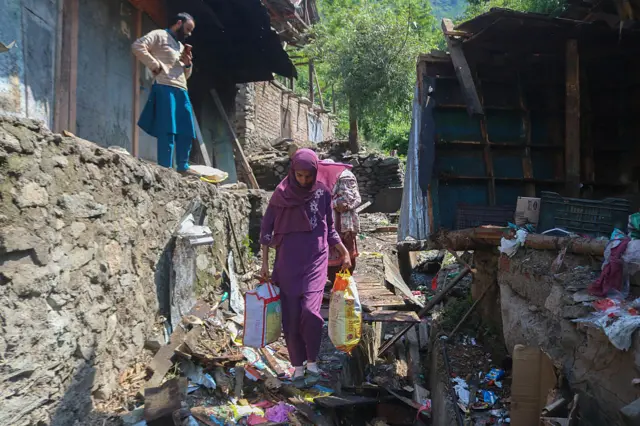 10 مئی کو لی گئی اس تصویر میں دیکھا جا سکتا ہے کہ انڈیا کے زیرِ انتظام کشمیر کے علاقے اوڑی کے بانڈی گاؤں کے رہائشی محفوظ مقامات پر منتقل ہو رہے ہیں۔