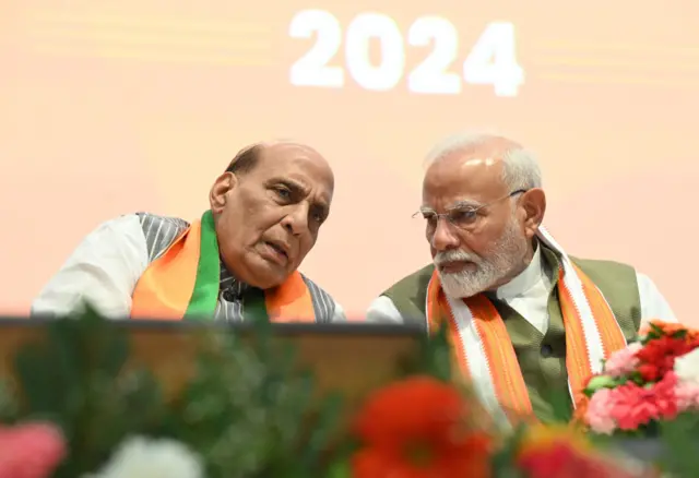 انڈیا کے وزیرِ اعظم نریندر مودی اور وزیرِ دفاع راج ناتھ سنگھ