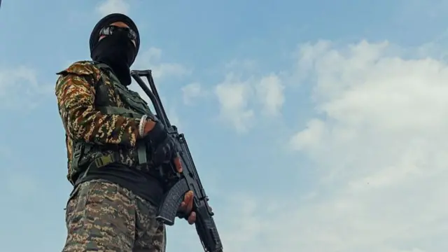 જમ્મુમાં રવિવારે સવારે સ્થિતિ સામાન્ય છે. લોકો ઘરોની બહાર નીકળ્યા અને કેટલીક દુકાનો પણ ખુલી તથા રસ્તા પર અવરજવર શરૂ થઈ ગઈ છે.