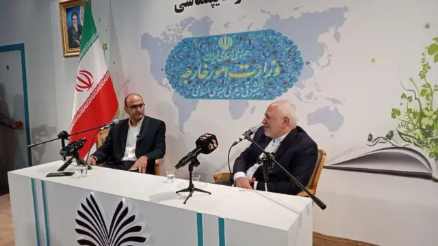محمد جواد ظریف در نمایشگاه کتاب اردیبهشت ۱۴۰۳