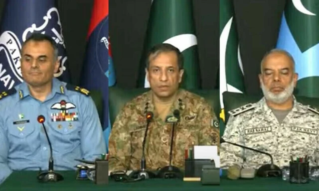 پاکستان بحریہ کے وائس ایڈمرل رب نواز، ڈی جی آئی ایس پی آر لیفٹینیٹ جنرل احمد شریف اور پاکستان فضائیہ کے ترجمان ایئر وائس مارشل اورنگزیب احمد