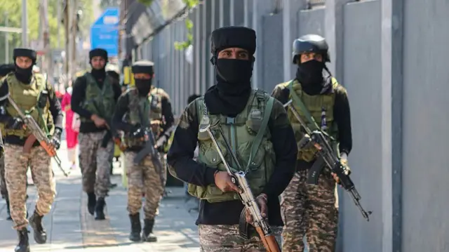जम्मू कश्मीर में तैनात सुरक्षाकर्मी