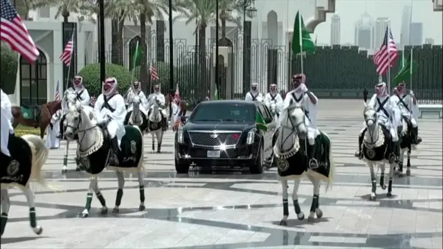 Mahaya dawaki ɗauke da tutocin Amurka da na ƙasar Saudiyya na yi wa motar da ke dauke da Donald Trump rakiya a lokacin da ya isa Saudiyya.