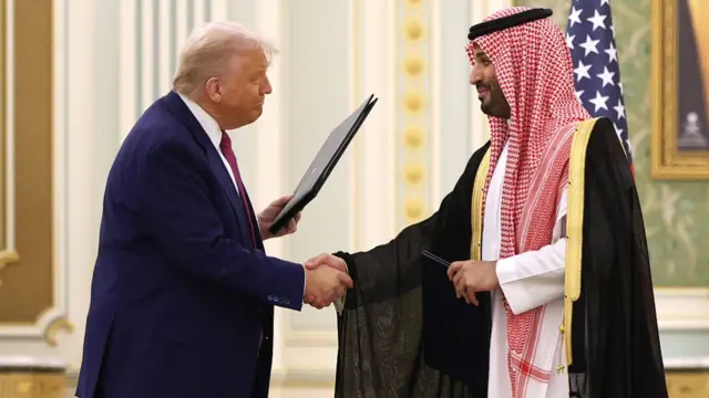 دونالد ترامپ و محمد بن سلمان در حال تبادل قراردادهای استراتژیک اقتصادی