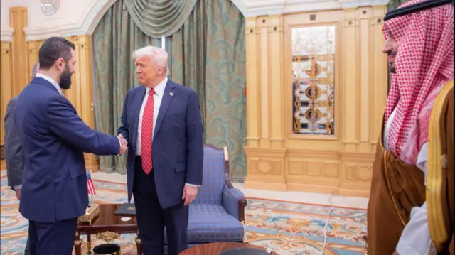 ترامب والشرع يتصافحان، ومحمد بن سلمان ينظر إليهما مبتسماً