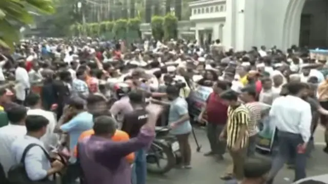 ঢাকা দক্ষিণ সিটি করপোরেশনের প্রধান কার্যালয় নগরভবনের সামনে অবস্থান নিয়েছেন বিক্ষোভকারীরা