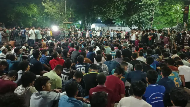 কাকরাইল মসজিদ এলাকায় জগন্নাথ বিশ্ববিদ্যালয়ের শিক্ষার্থীদের অবস্থান