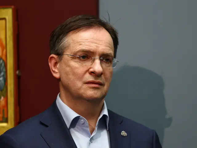 Владимир Меднский в синем пиджаке с брошью в виде двухглавого орла, без галстука