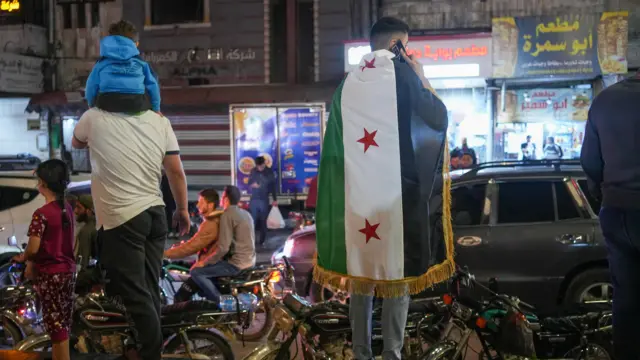 الاحتفالات تعم شوارع سوريا بعد إعلان ترامب عزمه رفع العقوبات عن البلاد