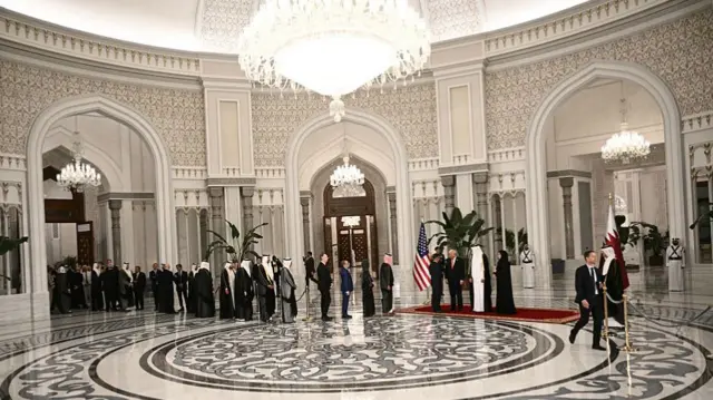 صف مهمانان در ورودی کاخ لوسیل
