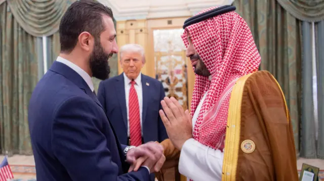 محمد بن سلمان يصافح أحمد الشرع، وترامب يقف إلى جانبهما
