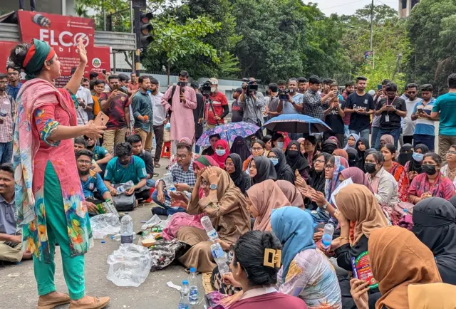 বৃহস্পতিবার সকালেও সড়কে অবস্থান নিয়ে আছে জগন্নাথ বিশ্ববিদ্যালয়ের শিক্ষার্থীরা।
