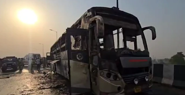 बिहार से दिल्ली जा रही एक स्लीपर बस में आग लग गई है